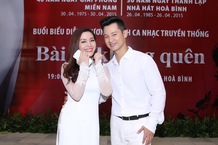 Ngoc Anh tinh khoi ao dai trang nhi nhanh cung Duc Tuan-Hinh-6